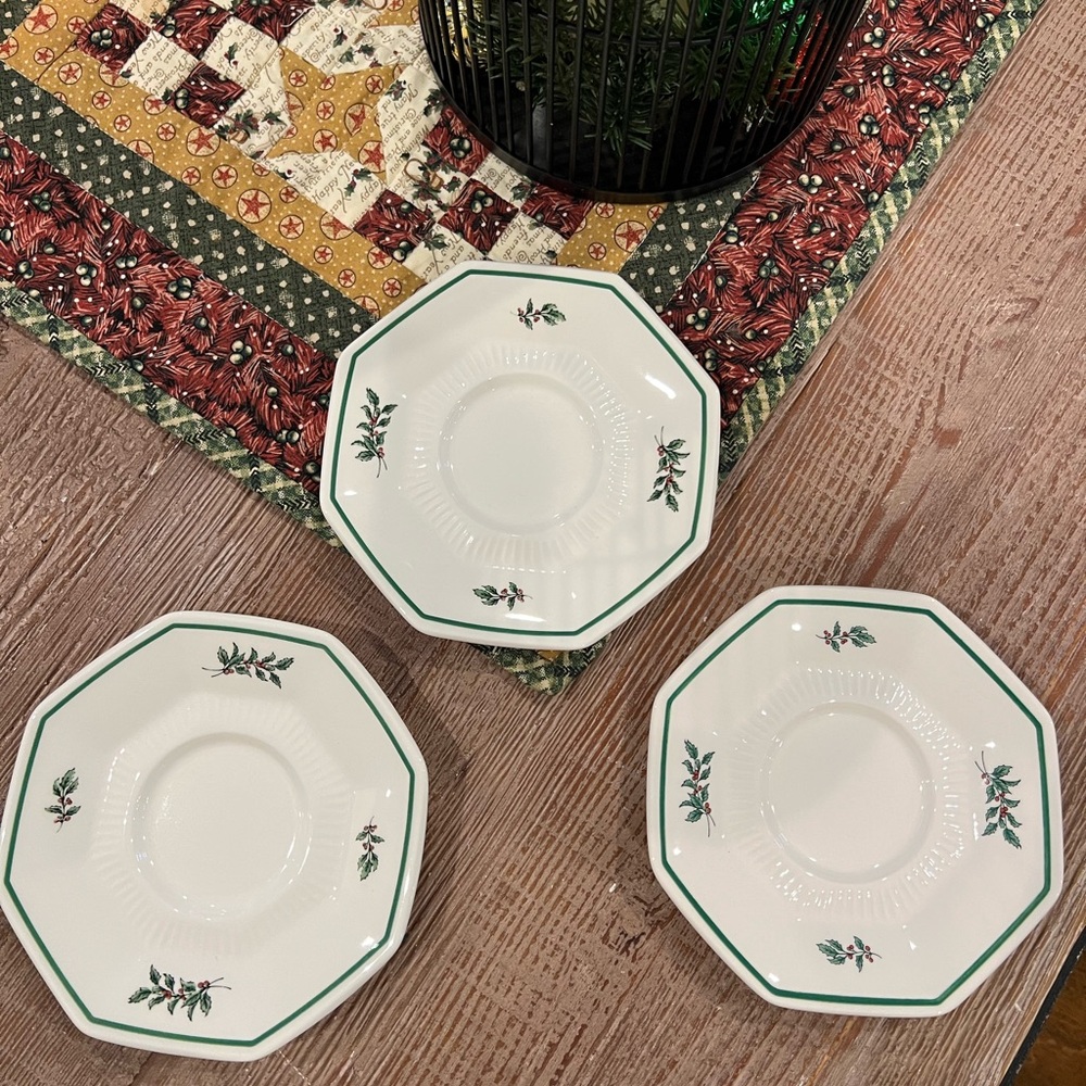 Coffee‎ cup saucers